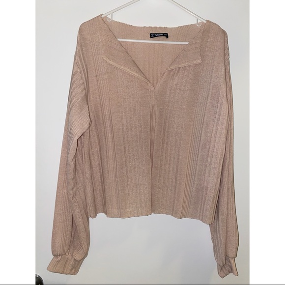 SHEIN Tops - Slightly cropped, v neck shirt